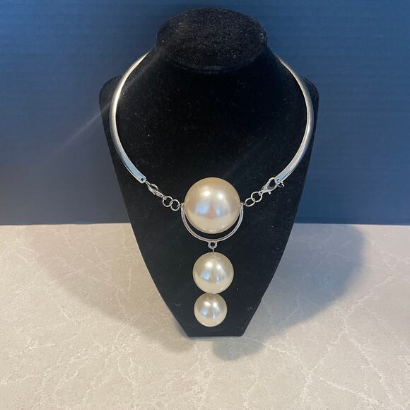 Women's Statement necklace large imitation faux pearls Iron curved silver chain - Picture 1 of 8